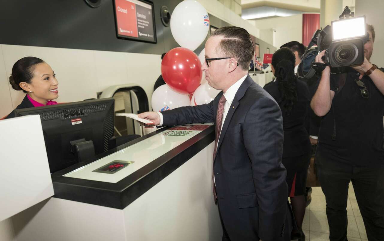 El presidente ejecutivo de Qantas, Alan Joyce, hace el check-in en Perth, Australia, antes de abordar su primer vuelo directo a Londres. Foto: EFE/EPA