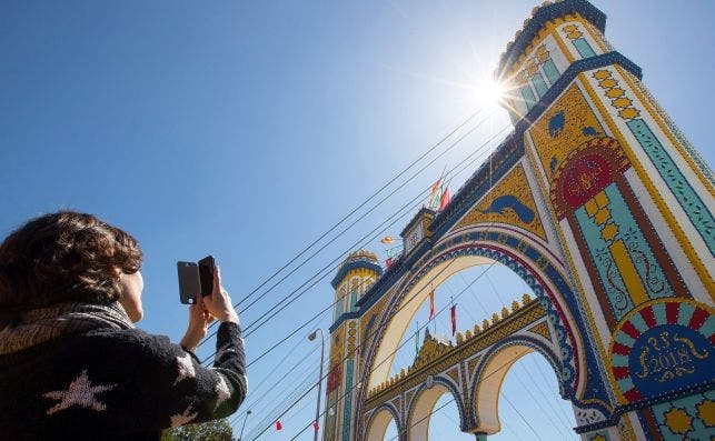 Una visitante fotografÃ­a la portada de la Feria de Abril. EFE / JosÃ© Manuel Vidal.