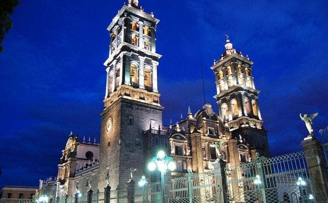 800px Catedral puebla nocturna