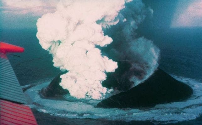 800px Surtsey eruption 1963