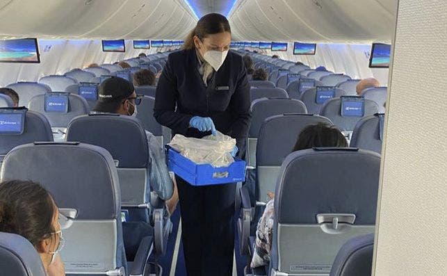 El uso de mascarillas a bordo es obligatorio por ley, tanto para tripulantes como tambiÃ©n para los pasajeros. FotografÃ­a: Air Europa