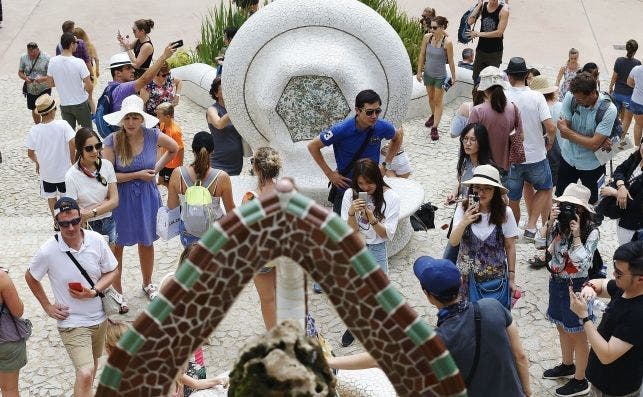 Numerosos turistas en el Park GÃ¼ell de Barcelona. | EFE