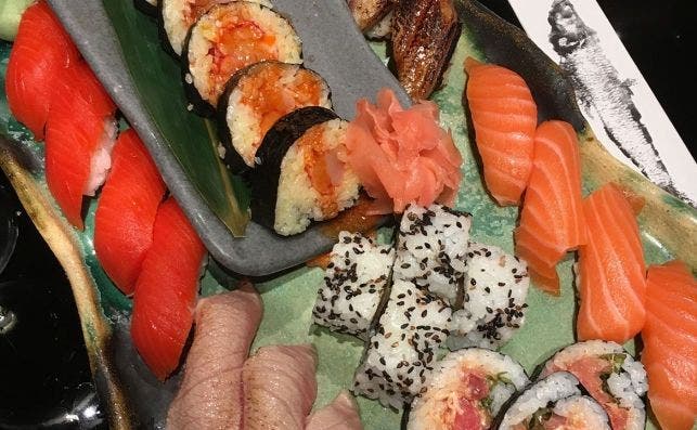 Bandeja especial de sushi  sashimi, makis y nigirs 