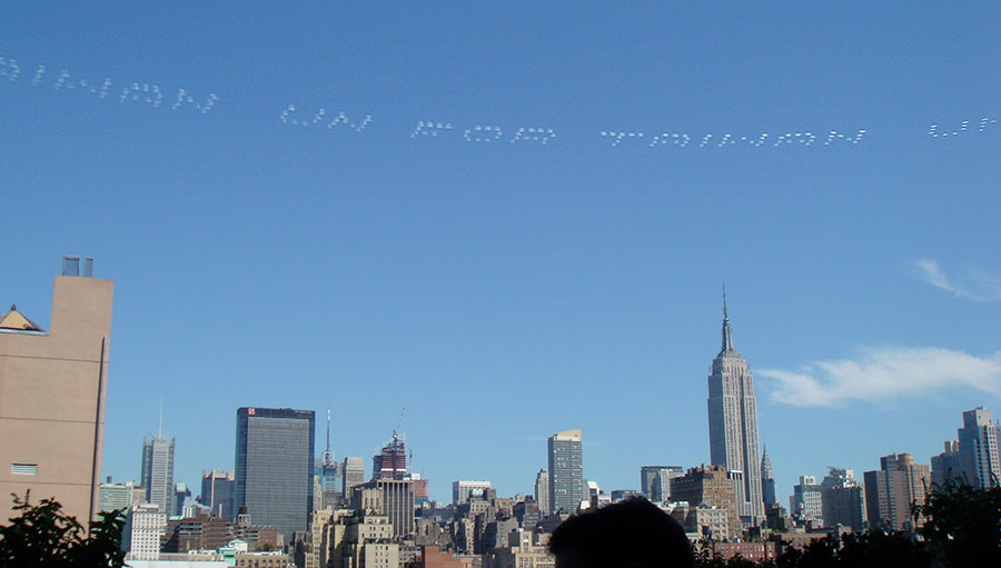 Mensajes sobre el cielo de Manhattan, NY (CC) Alvy