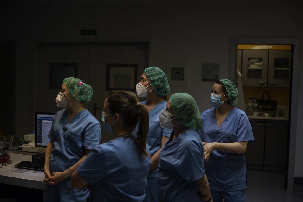 Los sanitarios, en la primera línea de lucha contra la Covid-19. Foto: Manu Brabo-PhotoEspaña