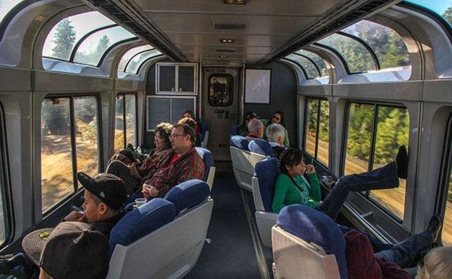 El vagÃ³n panorÃ¡mico de Amtrak permite ve el paisaje como si se tratase de una sala de cine. 