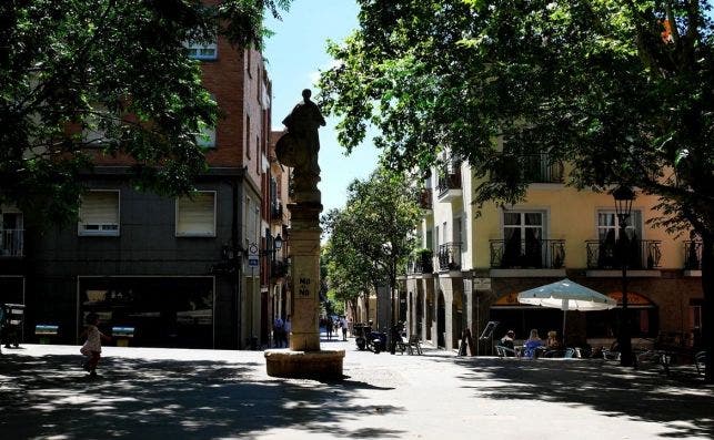 La plaza de Sant ViÃ§enc, de SarriÃ , es un pequeÃ±o espacio siempre lleno de vida vecinal. Fotos: Jordi Canals.