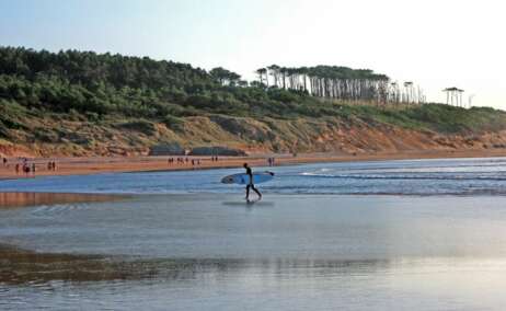 Surfista en la playa de Somo (Cantabria).