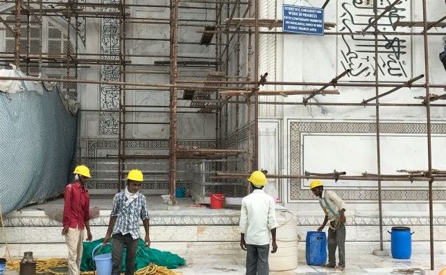 Un grupo de obreros en la restauraciÃ³n del Taj Mahal.
