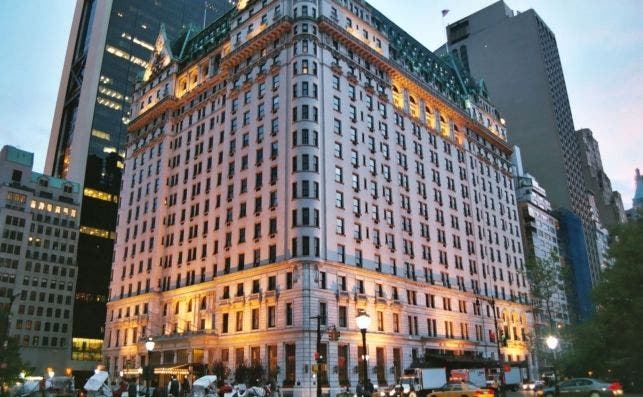 El hotel Plaza se encuentra en la Quinta Avenida, la calle mÃ¡s elegante de Nueva York.