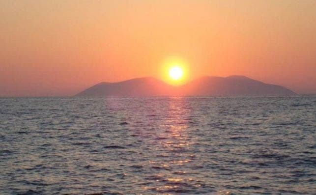 Vista de la isla de Sazan desde Vlore al atardecer. 