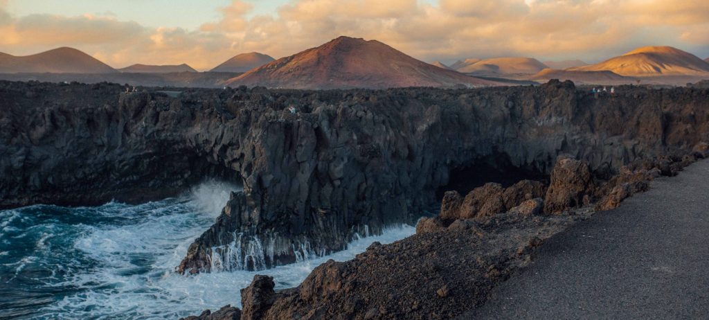 Las olas esculpen las cuevas de Los Hervideros. Foto: Turismo de Lanzarote