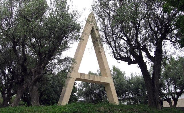 La letra A que Brossa creÃ³ para los jardines de Horta. Foto: Wikipedia.