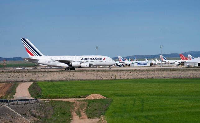 Un A380 de Air France llega a descansar a Teruel. Foto Antonio Garcia EFE