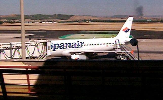 La captura de pantalla de la televisiÃ³n muestra, al fondo, la columna de humo tras la caÃ­da del vuelo de Spanair.