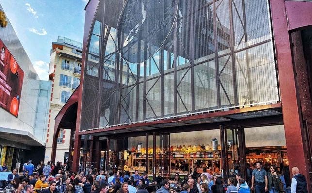 AdemaÌs de un gran bar central y 30 puestos tambieÌn se puede disfrutar de la terraza. Foto: Gare du Sud.