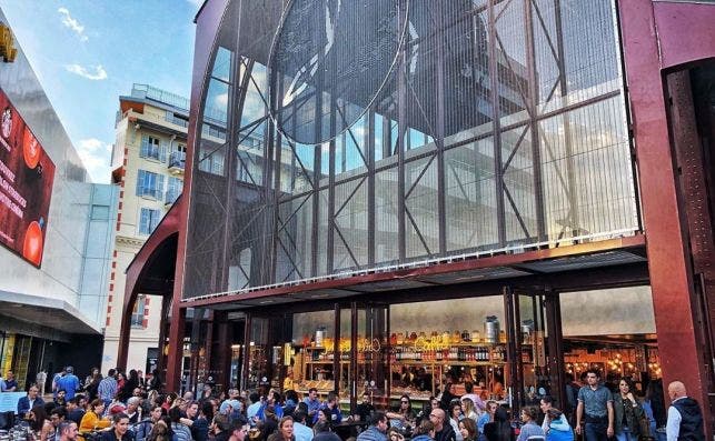 AdemaÌs de un gran bar central y 30 puestos tambieÌn se puede disfrutar de la terraza. Foto: Gare du Sud.