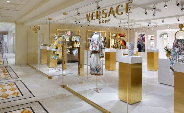 AdemÃ¡s de hotel, el Palazzo Versace es un punto de venta de la marca donde adquirir toda su gama de productos.