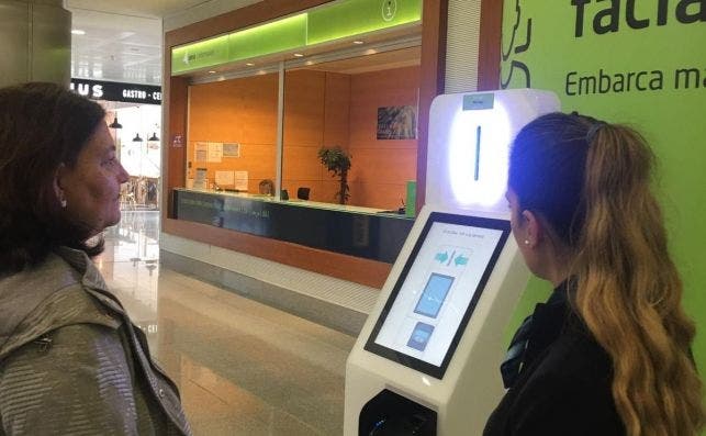 Aena prueba por primera vez el embarque por la cara en el aeropuerto de Menorca