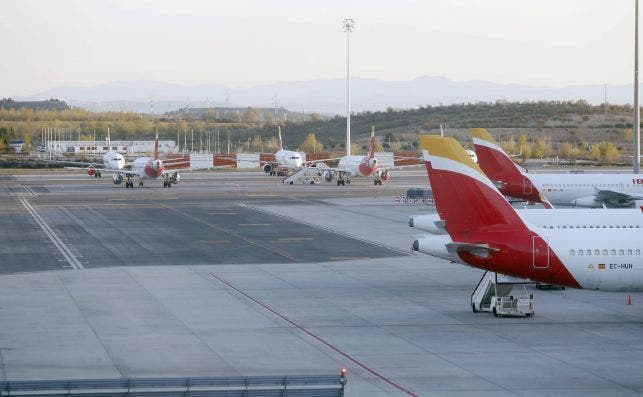 Una de las imÃ¡genes mÃ¡s impactantes es la de los aviones aparcados en los aeropuertos. Foto EFE