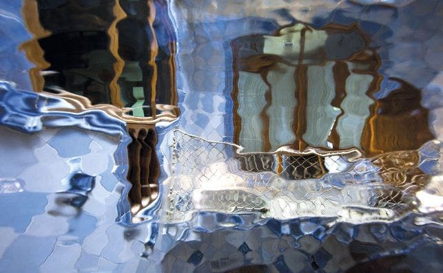 Aguas ondulantes en el patio de luces. Foto: Casa BatllÃ³ â€“ GaudÃ­ â€“ Barcelona.