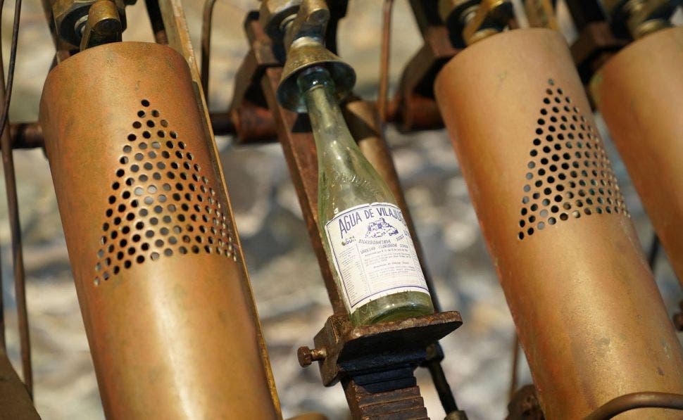 Una botella de agua antigua en el museo de la marca. Foto: Agua de VilajuÃ¯ga