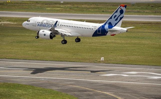 Airbus 50th years anniversary formation flight landing 001