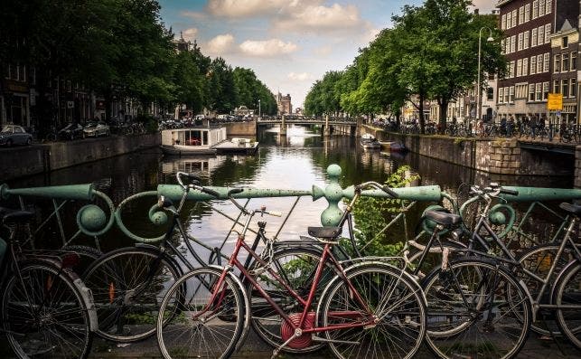 Amsterdam aparece entre las tres ciudades mÃ¡s bike friendly del mundo. Foto Jace & Afsoon | Unsplash.