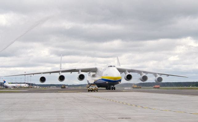 El An-225 es impulsado por seis motores. Foto KaÌ„rlis DambraÌ„ns - Flickr
