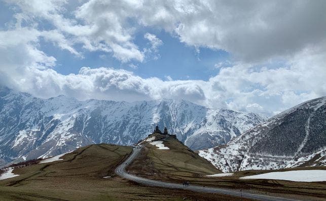 Paisaje con montañas nevadas de Georgia. Foto: Anastasiia Piastolova 