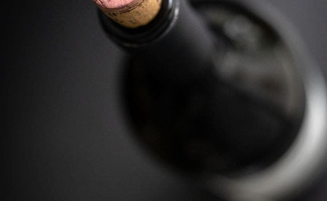 Plano picado de una botella de vino. Foto: Andreas Haslinger 