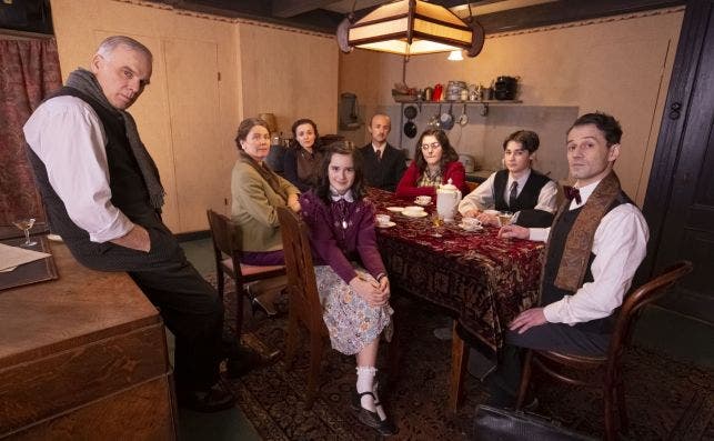 Anne Frank video diary, cast (people in hiding) in living room, copyright Anne Frank House, photographer Ray van der Bas