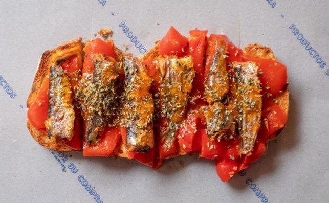 Tosta de Sardinillas en la Antigua AbaceriÌa de San Lorenzo