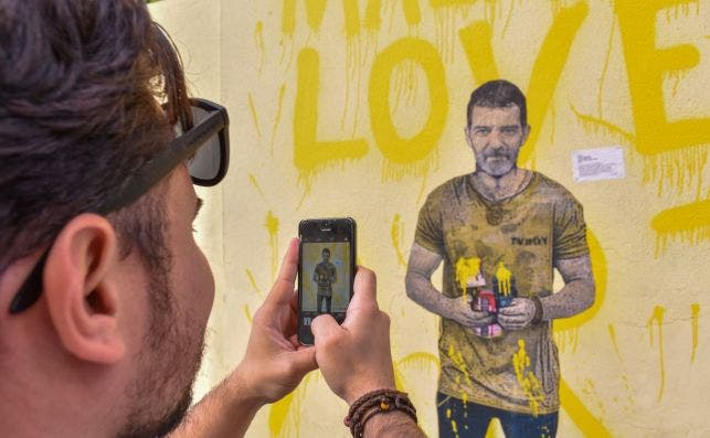 Antonio Banderas en el Proyecto %22MaÌlaga Loves Art%22 de TVBOY. Foto de Bo SaldanÌƒa