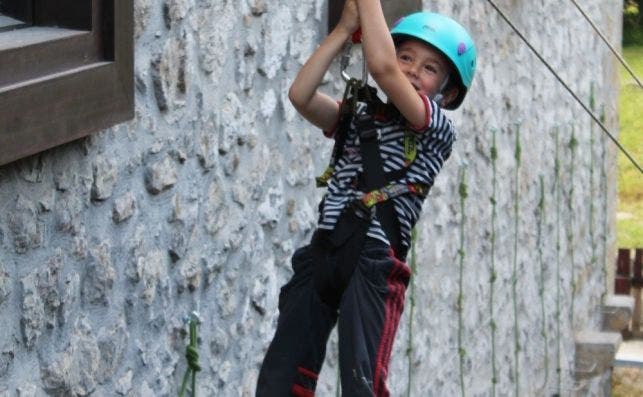 En Sustriak Natura, en el PaÃ­s Vasco, los niÃ±os aprenden a deslizarse en tirolina. / Foto: Sustriak Natura 