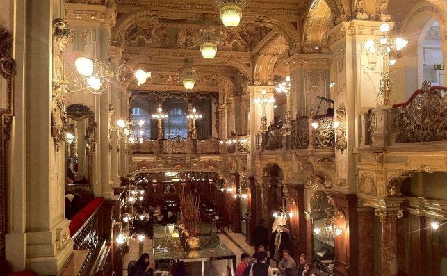 Los cafés de Budapest, como el New York Café, derrochan opulencia de los años del Imperio Austro-Húngaro. Foto: Pxhere.