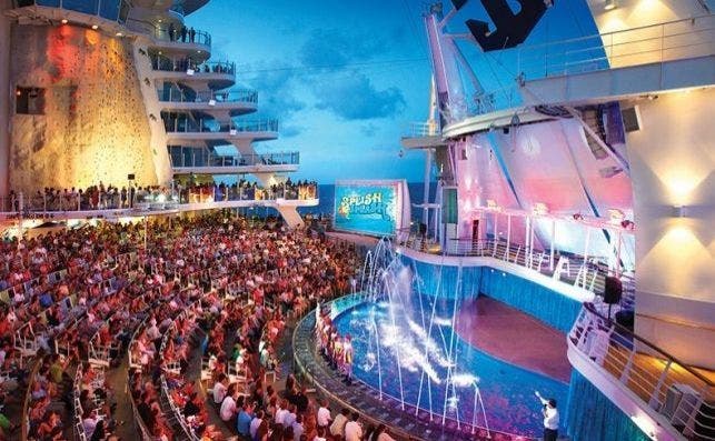  Muchos espectÃ¡culos de Royal Caribbean se presentan en el Aqua Theater. Foto: Royal Caribbean.