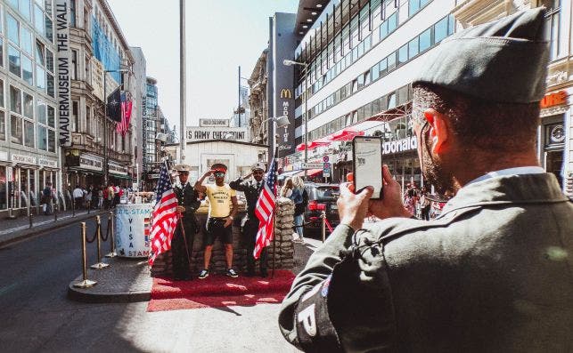 El Checkpoint Charlie se estÃ¡ convirtiendo en un parque de atracciones de la Guerra FrÃ­a, lamentan en BerlÃ­n. Foto: Niki Nagi.