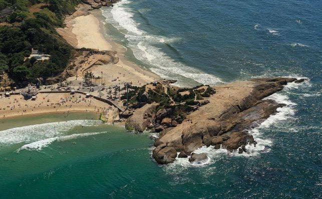 El Arpoador se abre paso entre las playas de Copacabana e Ipanema. Foto: Diego Baravelli - Wikipedia