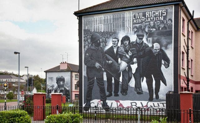 Arte urbano y reivindicativo en el barrio de Bogside. Foto Turismo de Irlanda del Norte