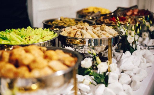 Aunque sea muy tentador, no hace falta acudir en masa al buffet el primer dÃ­a de crucero. Foto: Asiya Kiev - Unsplash.