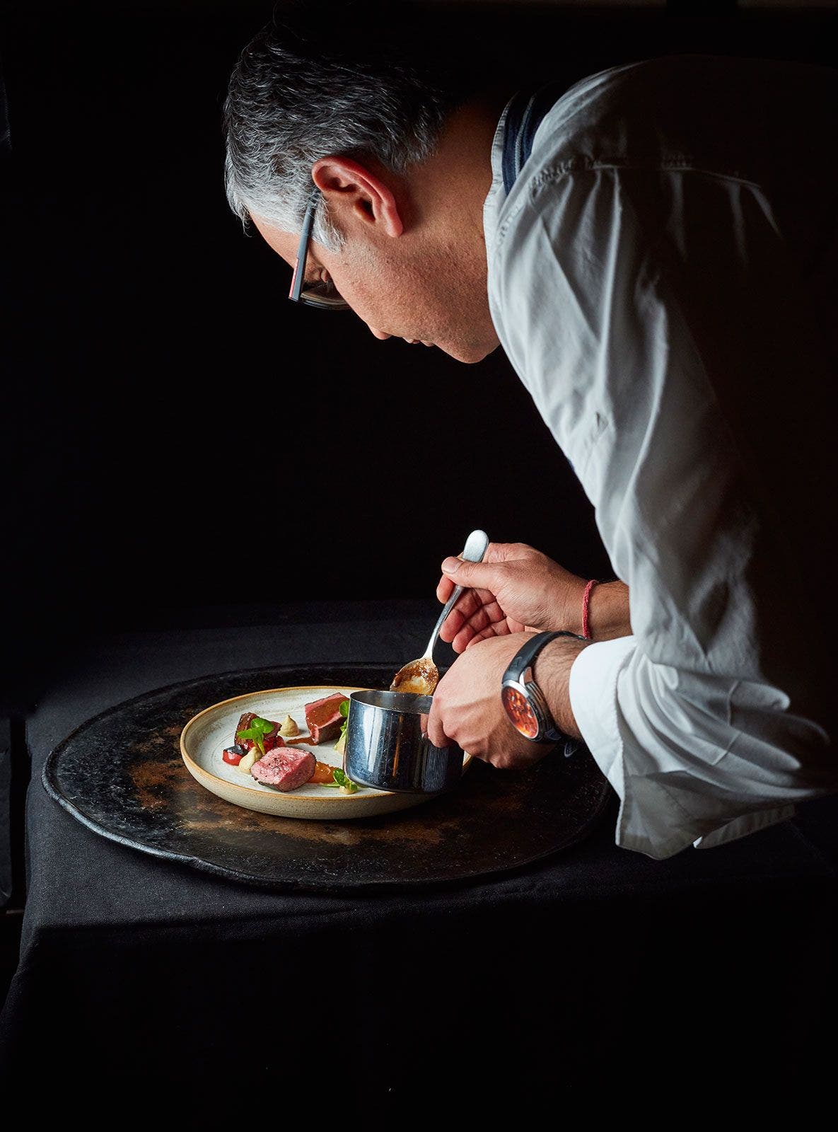 Atul Kochhar emplatando una de sus creaciones. Foto Fotos de Jonny Stephens | Kanisha.