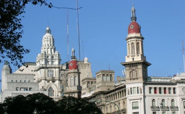 La Avenida de Mayo es la calle mÃ¡s hispÃ¡nica de Buenos Aires. Foto Gerard Roche - Flickr