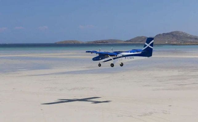 Avion en la playa de Barra