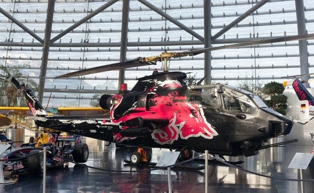 Aviones, helicÃ³pteros y coches de carreras conviven en Hangar 7