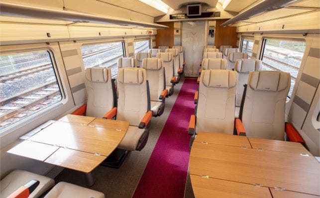 Frente a su exterior mÃ¡s atrevido, los interiores de Avlo presentan tonos neutros. Foto: Renfe.