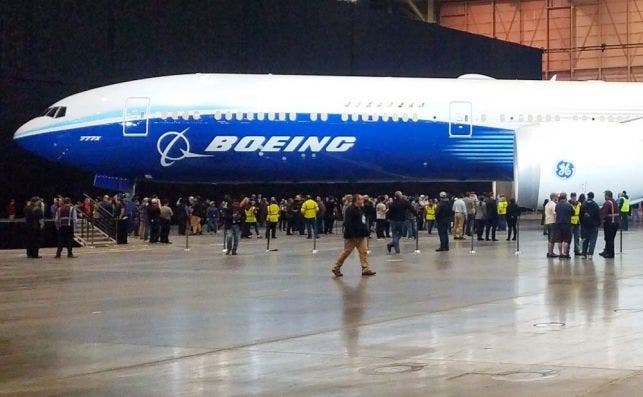 Boeing cancelÃ³ la presentaciÃ³n oficial del B777X, pero al menos lo enseÃ±Ã³ a sus empleados. Foto: Twitter.