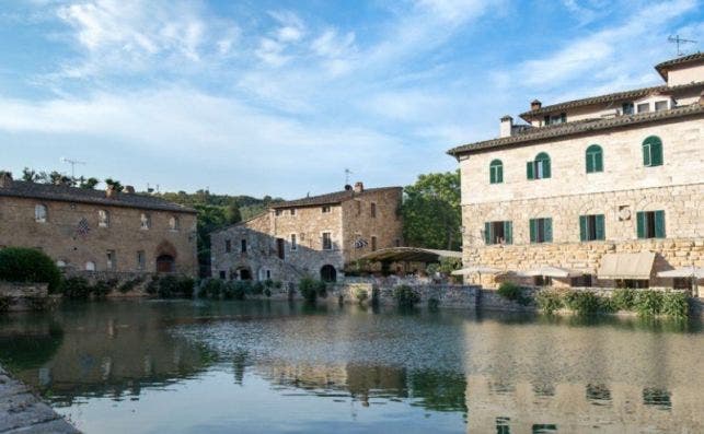 Bagno Vignoni, el pueblo que en vez de plaza tiene un estanque de aguas termales. Foto: Visit Tuscany