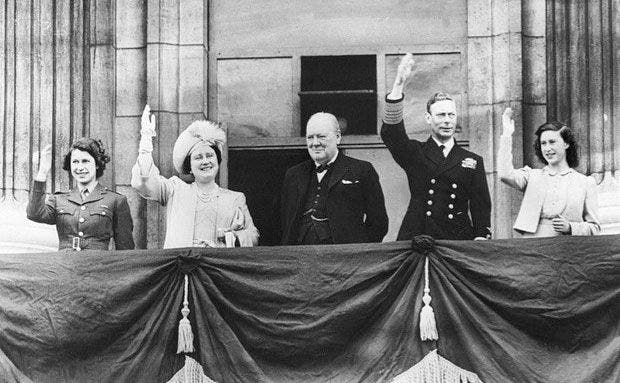 Churchill y la familia real britÃ¡nica saludan desde Buckingham al terminar la Segunda Guerra