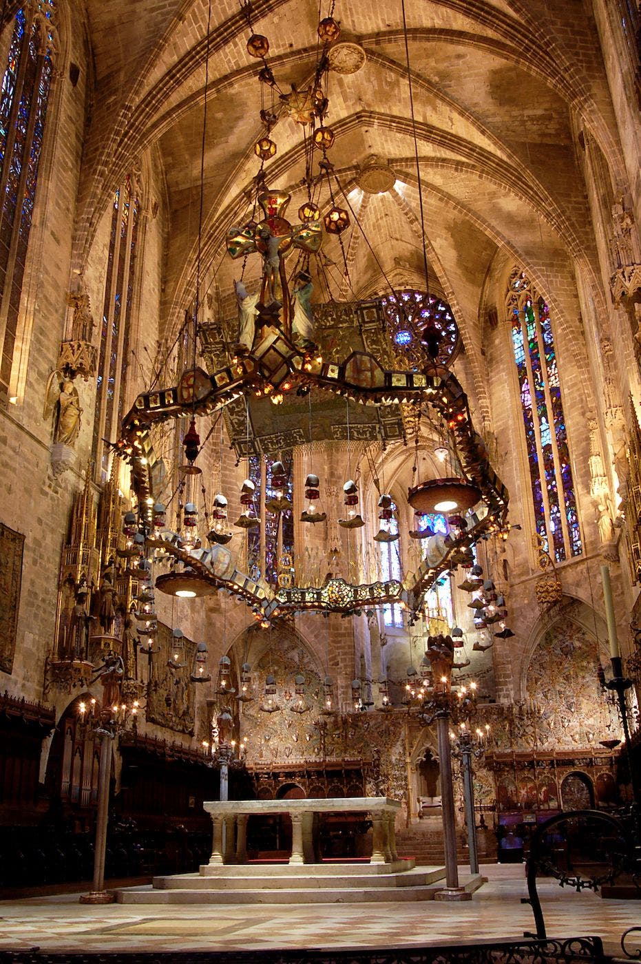 El baldaquino del altar mayor es obra de GaudÃ­. Foto: Catedral de Mallorca. 